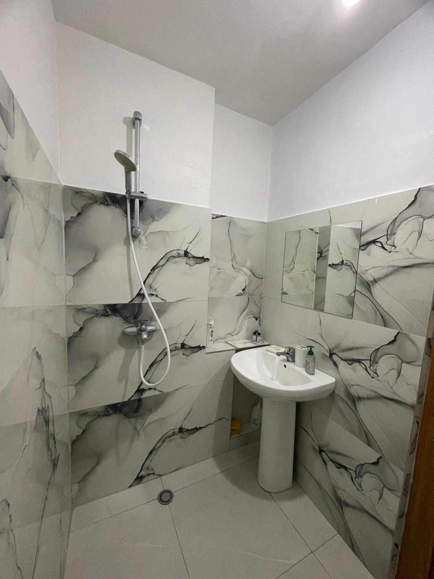 Agroni Rooms Tirana Buitenkant foto